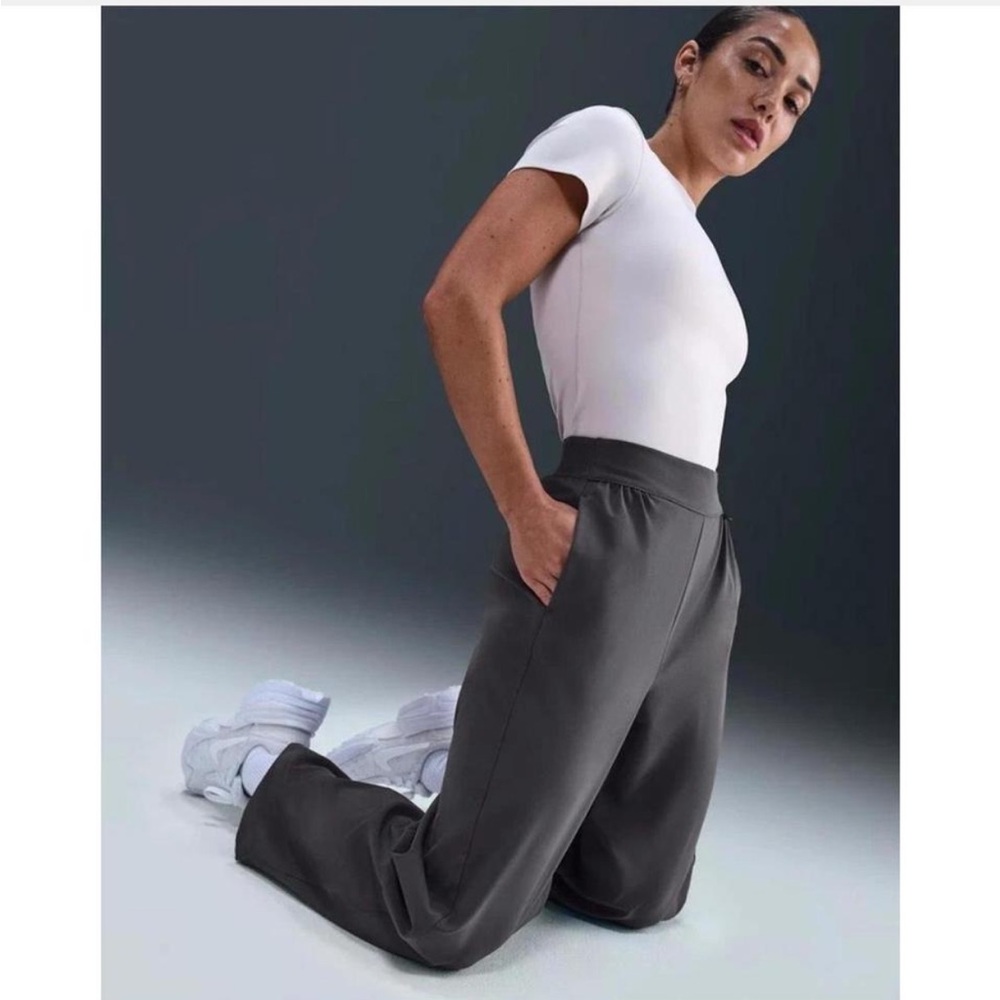 Nike
24.7 PerfectStretch Dri-FIT High Waist Loose Barrel-Leg Pants